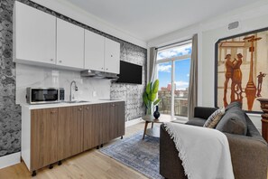 Presidential Room, Balcony, City View | Living area - Maison Paris (Montréal)