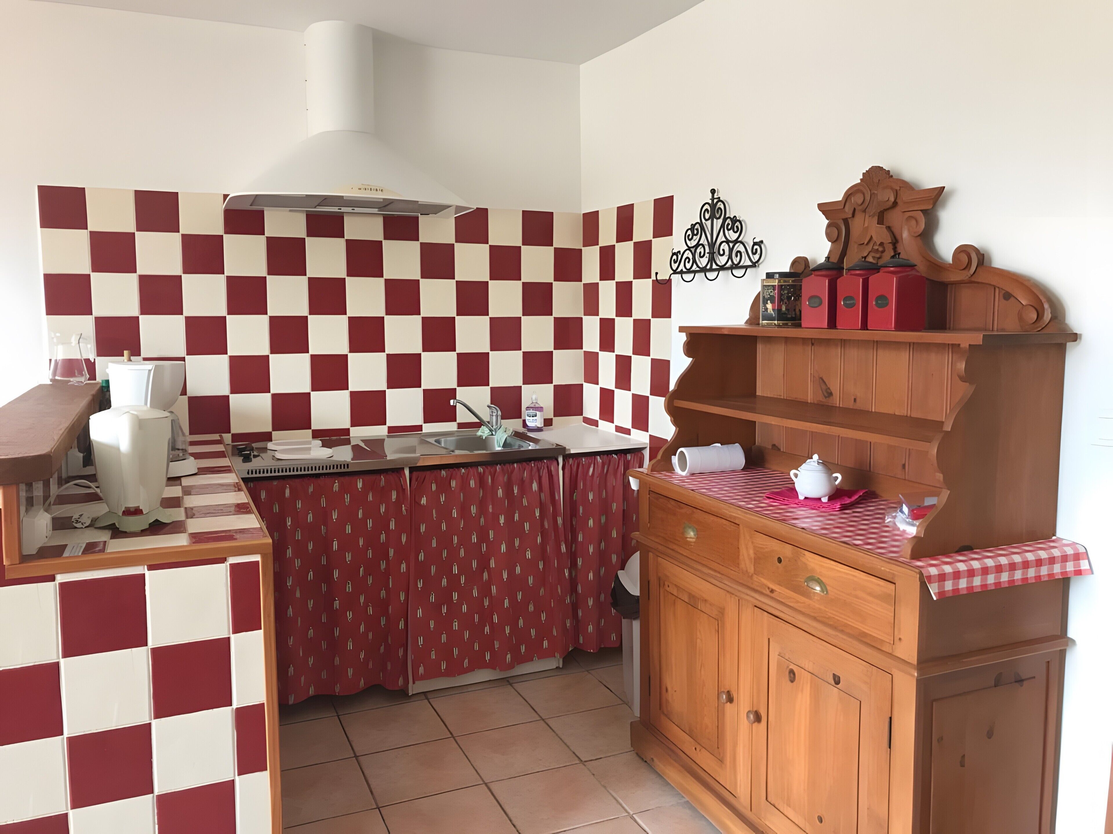 Réfrigérateur, micro-ondes, plaque de cuisson, lave-vaisselle