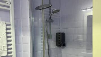 Classic Room | Bathroom | Free toiletries, hair dryer, towels, soap