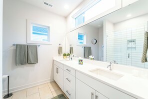 Shower, hair dryer, towels, soap - Quiet Charlotte Home, Sleeps 8, Near Uptown (Charlotte)