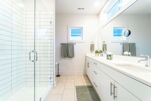 Shower, hair dryer, towels, soap - Quiet Charlotte Home, Sleeps 8, Near Uptown (Charlotte)