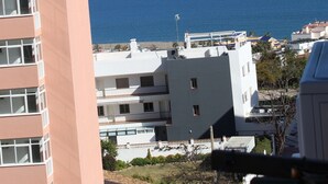 Blick auf die Küste mit Gebäuden und dem Meer.