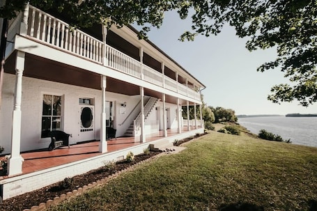 Exterior. B&B-River Views, Shawnee Getaway, Elizabeth Room