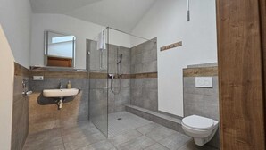 Studio – comfort | Bad | Dusj, hårføner, håndklær og såpe