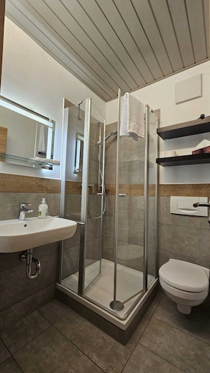 Comfort Double Room | Bilik Mandi | Pancuran mandi, pengering rambut, tuala disediakan, sabun 