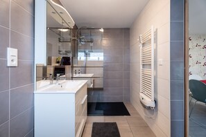 Douche, serviettes fournies