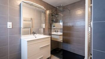 Douche, serviettes fournies