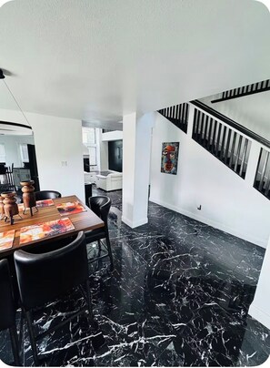 Dining - Luxury 6-bedroom house with AC in charming Katy (Katy)