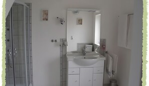 Bathroom - Apartment "Ferienapartment Zum Bernerhof" with Private Terrace, Wi-Fi & Air Conditioning (Lindenberg)