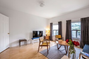 Living area - Stylish Ossington 1BR Private Deck Steps to Queen (Toronto)