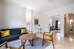 Living area - Stylish Ossington 1BR Private Deck Steps to Queen (Toronto)
