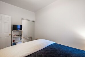 1 bedroom, iron/ironing board, WiFi, bed sheets - Stylish Ossington 1BR Private Deck Steps to Queen (Toronto)