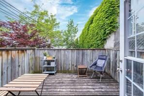 Terrace/patio - Stylish Ossington 1BR Private Deck Steps to Queen (Toronto)