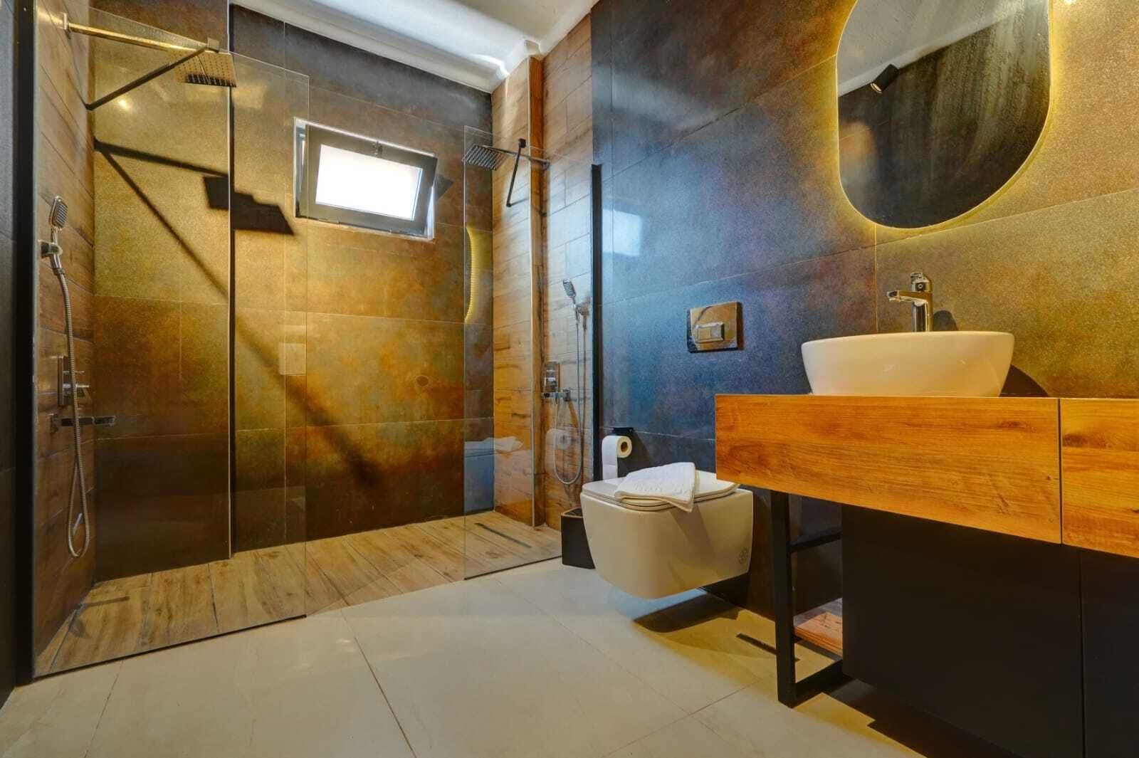 Een douche, een bubbelbad, een haardroger, handdoeken