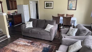 Family Apartment, 1 Bedroom, Non Smoking, Kitchenette | Ruang tamu