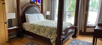 Colonial Charm Inn 