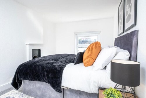 Steps from Stroud centre — Wi-Fi, parking and Cotswolds ready