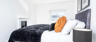 Steps from Stroud centre — Wi-Fi, parking and Cotswolds ready