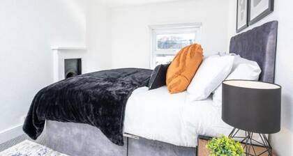 Steps from Stroud centre — Wi-Fi, parking and Cotswolds ready