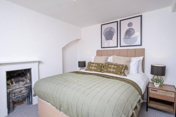 3 bedrooms, iron/ironing board, WiFi, bed sheets