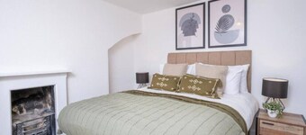 Steps from Stroud centre — Wi-Fi, parking and Cotswolds ready