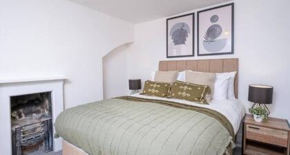 Steps from Stroud centre — Wi-Fi, parking and Cotswolds ready