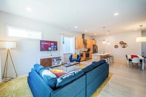 Living area - Charming 4BR Getaway Two Suites + Great Layout (Charlotte)