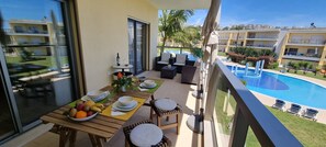 Outdoor dining - Charming and cosy apartment with terrace and pool view, 2 steps from the Marina (Albufeira)
