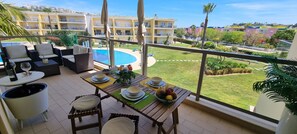 Outdoor dining - Charming and cosy apartment with terrace and pool view, 2 steps from the Marina (Albufeira)