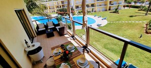 Outdoor dining - Charming and cosy apartment with terrace and pool view, 2 steps from the Marina (Albufeira)
