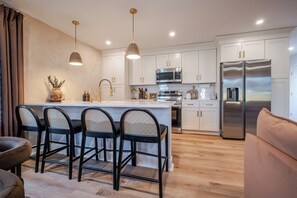 Private kitchen - Renovated Spacious Home Near Downtown, Sleeps 10 (Richmond)