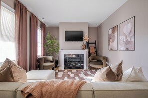 Living area - Renovated Spacious Home Near Downtown, Sleeps 10 (Richmond)