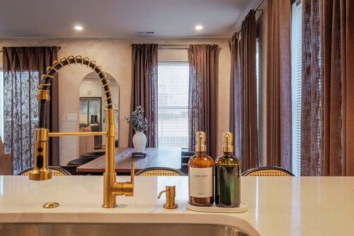 Renovated Spacious Home Near Downtown, Sleeps 10