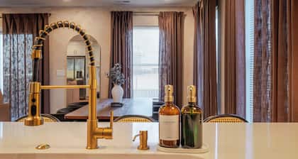 Renovated Spacious Home Near Downtown, Sleeps 10