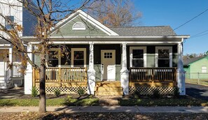 Exterior - Renovated Spacious Home Near Downtown, Sleeps 10 (Richmond)