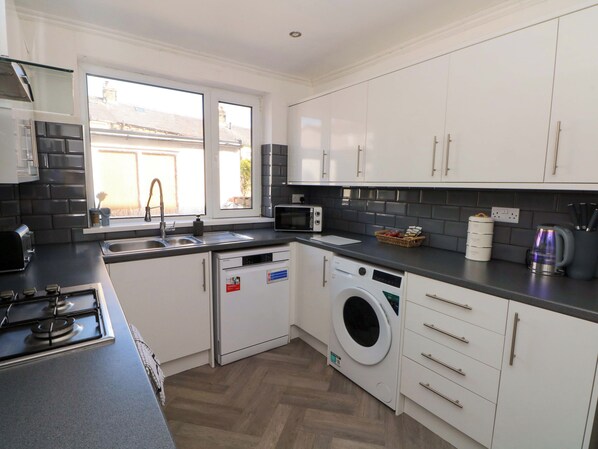 Cottage | Private kitchen | Cookware/dishes/utensils