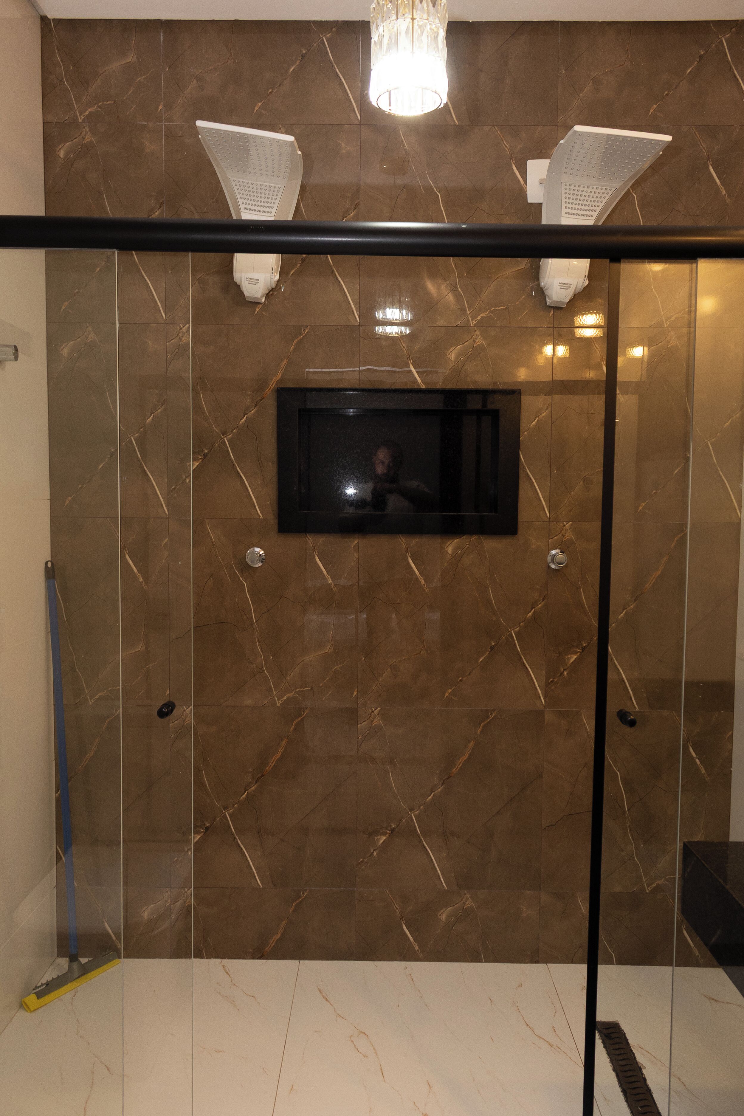 Habitación Deluxe doble | Baño | Ducha, artículos de higiene personal gratuitos, toallas y jabón