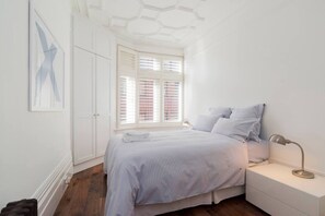 2 bedrooms, desk, iron/ironing board, free WiFi - Elegant Soho 2-bed, bright Victorian apartment with lift, walk to Covent Garden (London)