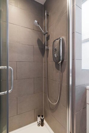 Shower, hair dryer, towels, soap - Elegant Soho 2-bed, bright Victorian apartment with lift, walk to Covent Garden (London)