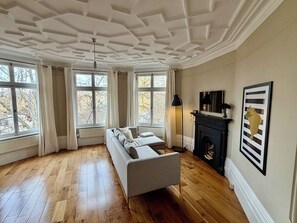Smart TV - Elegant Soho 2-bed, bright Victorian apartment with lift, walk to Covent Garden (London)