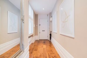 Interior - Elegant Soho 2-bed, bright Victorian apartment with lift, walk to Covent Garden (London)