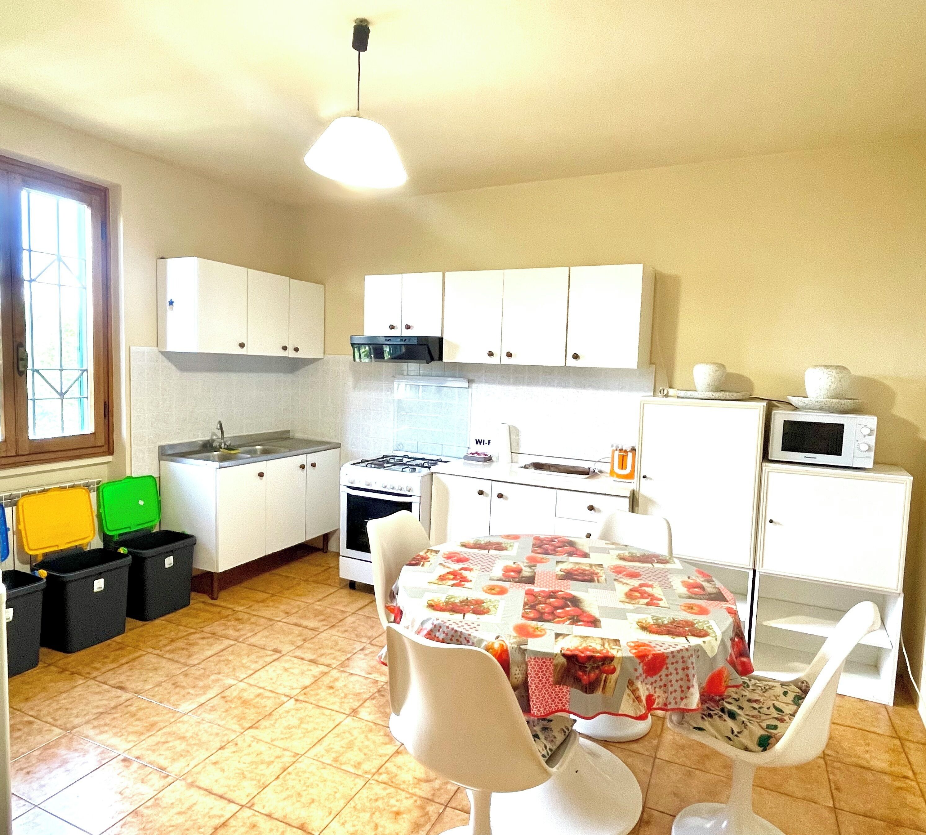 Frigorifero, microonde, forno, piano cottura