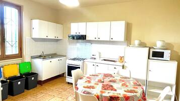 Frigorifero, microonde, forno, piano cottura