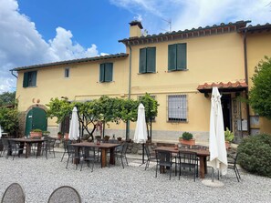 Outdoor dining - Vrbo Property (Toscana)