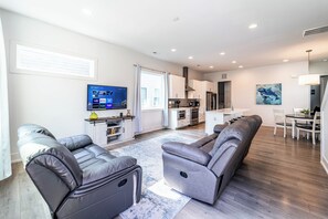 Living area - 4 BR Parkside Retreat - close to Uptown! (Charlotte)
