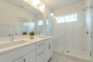 Shower, hair dryer, towels, soap - 4 BR Parkside Retreat - close to Uptown! (Charlotte)