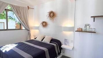 Vila Romantis, pemandangan kolam renang | Tirai kedap cahaya, setrika/meja setrika, dan Wi-Fi gratis