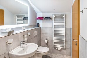 Een douche, een haardroger, handdoeken