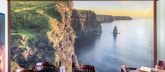 Apartment 'Above the Pub' with Wi-Fi and Air Conditioning