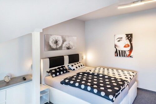 Apartment 'Above the Pub' with Wi-Fi and Air Conditioning